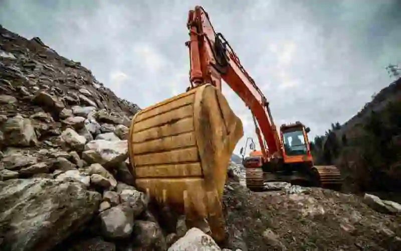 Pelle sur chaînes pour travailler en terrain difficile