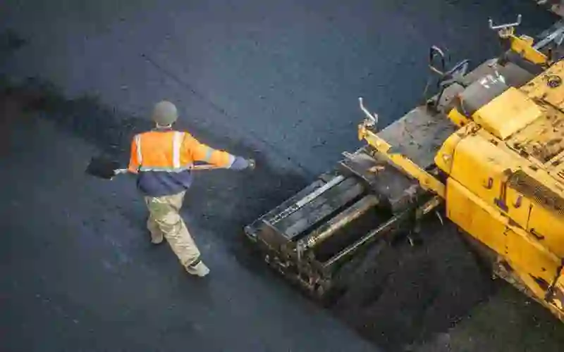 Épandeur d'asphalte – pour la construction de routes