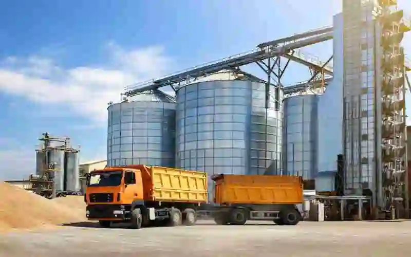 Camion lourd pour le transport sur le chantier